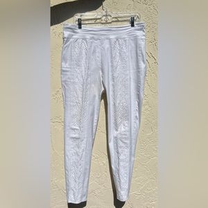 Chicos 2.5 Women’s White Stretch Crochet/Embroidered Pants Size 14.